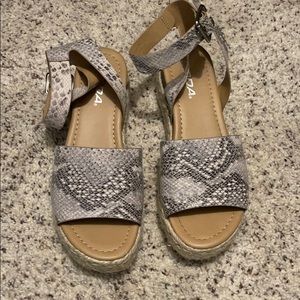 Snakes skin sandal platform